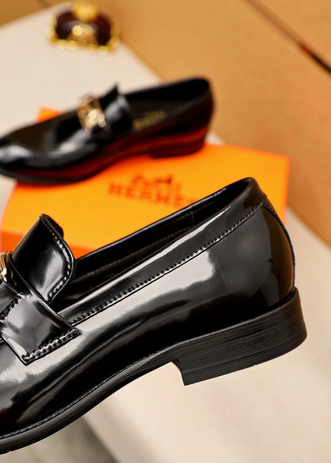 Men's shoes 💰460 💐 Product trademark: HERMES "Hermès" casual leather shoes Regular size: 39-44 (38.45.46🉑️customized) Product materials: Selected imported first-layer open-edge beaded calfskin upper + classic hardware buckle, imported water-dyed 🐂 cowhide lining. Strong three-dimensional visual effect, combined outsole Color: 1⃣️color optional